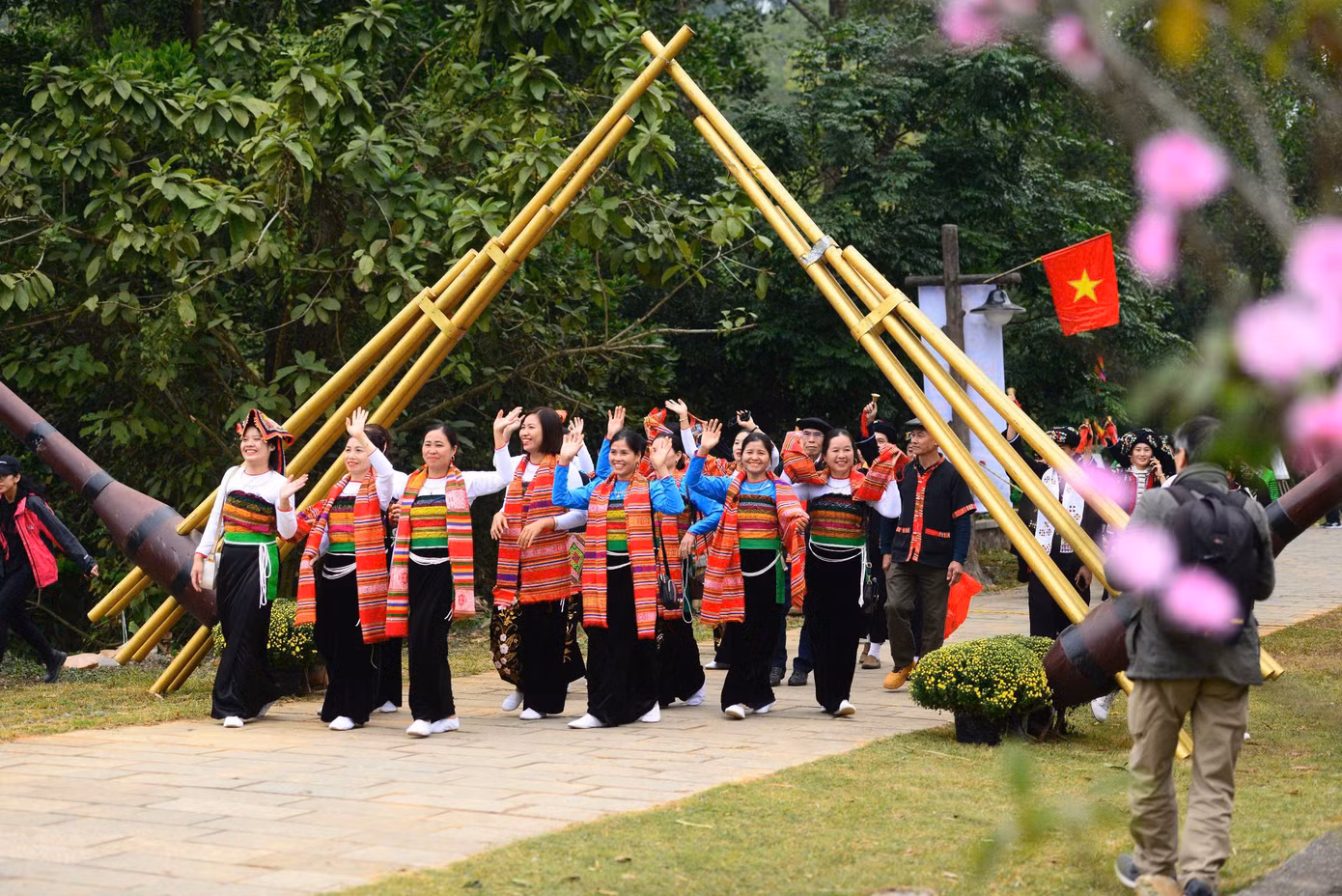 Các hoạt động có khoảng 100 đồng bào của 16 dân tộc (Nùng, Tày, Dao, Mông, Mường, Lào, Thái, Khơ Mú, Tà Ôi, Cơ Tu, Ba Na, Xơ Đăng, Gia Rai, Raglai, Ê Đê, Khmer) tham gia.