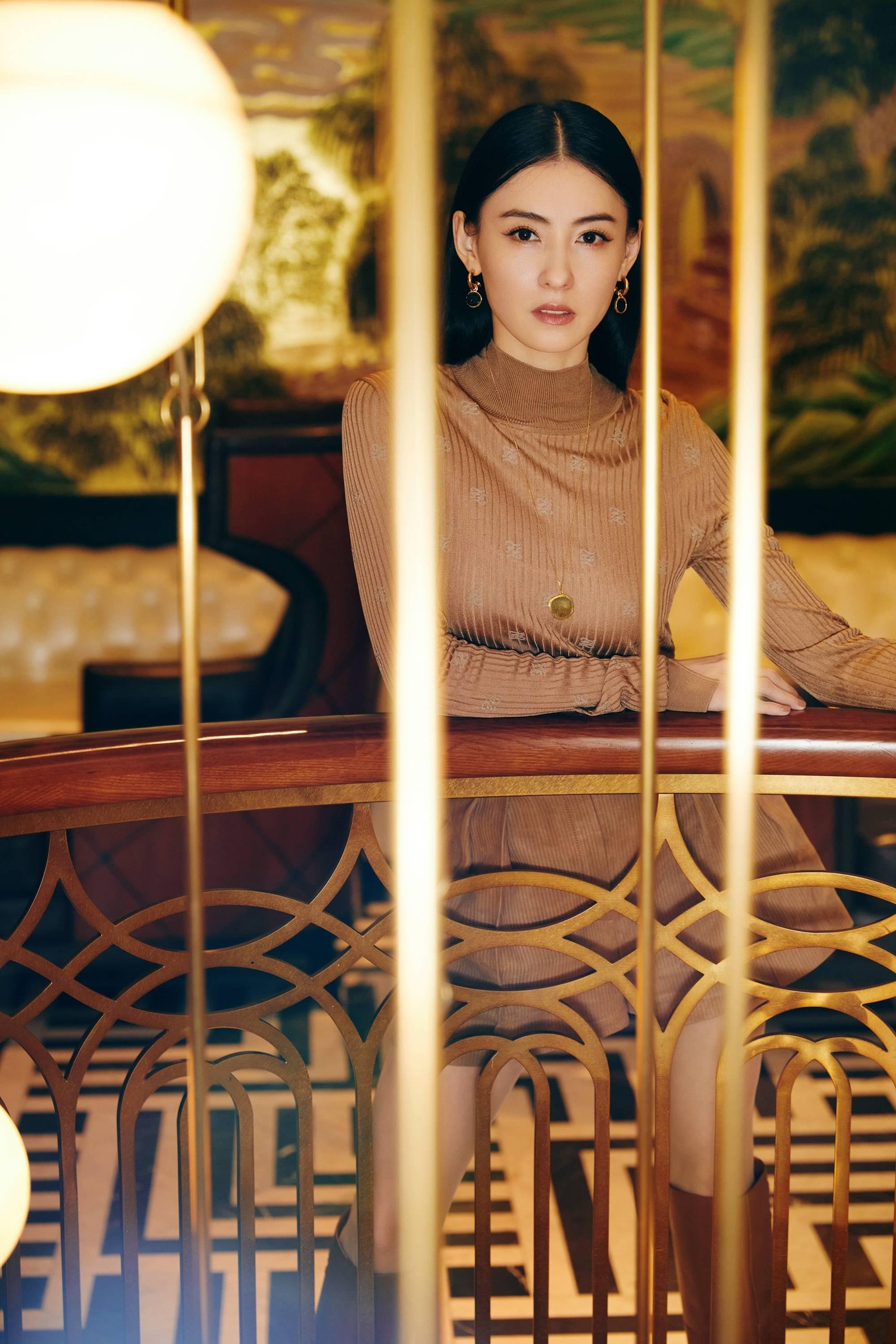 Theo Sohu, tạo hình của Trương Bá Chi mang dáng dấp của một quý cô chốn công sở, toát lên vẻ hiện đại, thanh lịch và sang trọng. Đây cũng là phong cách mà Trương Bá Chi theo đuổi trong thời gian gần đây, khi cô đã chạm ngưỡng "tứ tuần". Theo Sohu, tạo hình của Trương Bá Chi mang dáng dấp của một quý cô chốn công sở, toát lên vẻ hiện đại, thanh lịch và sang trọng. Đây cũng là phong cách mà Trương Bá Chi theo đuổi trong thời gian gần đây, khi cô đã chạm ngưỡng "tứ tuần".