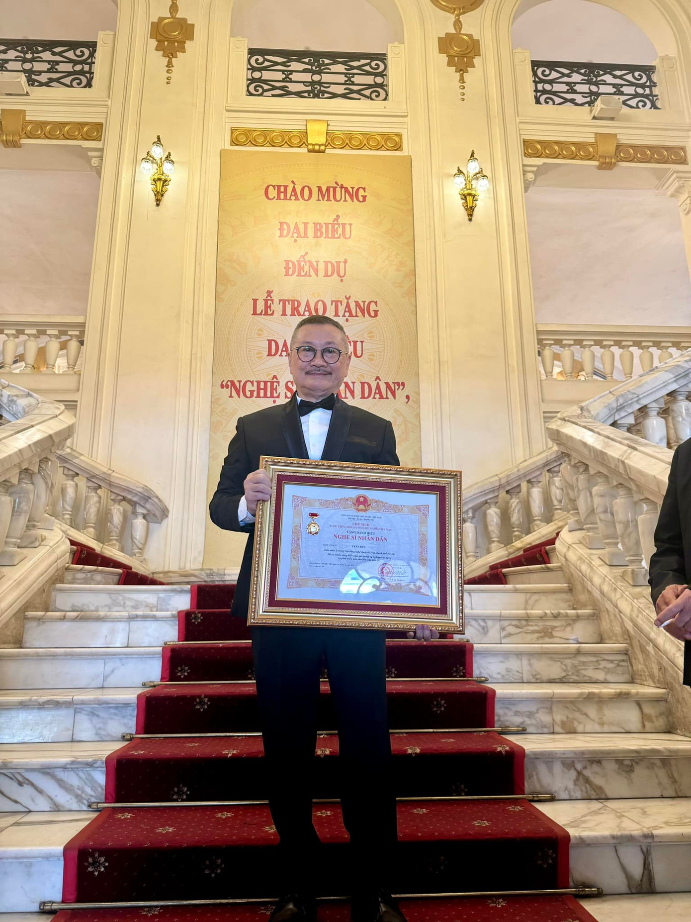 Nghệ sĩ Hương Dung, Trần Đức nhận danh hiệu nghệ sĩ nhân dân.