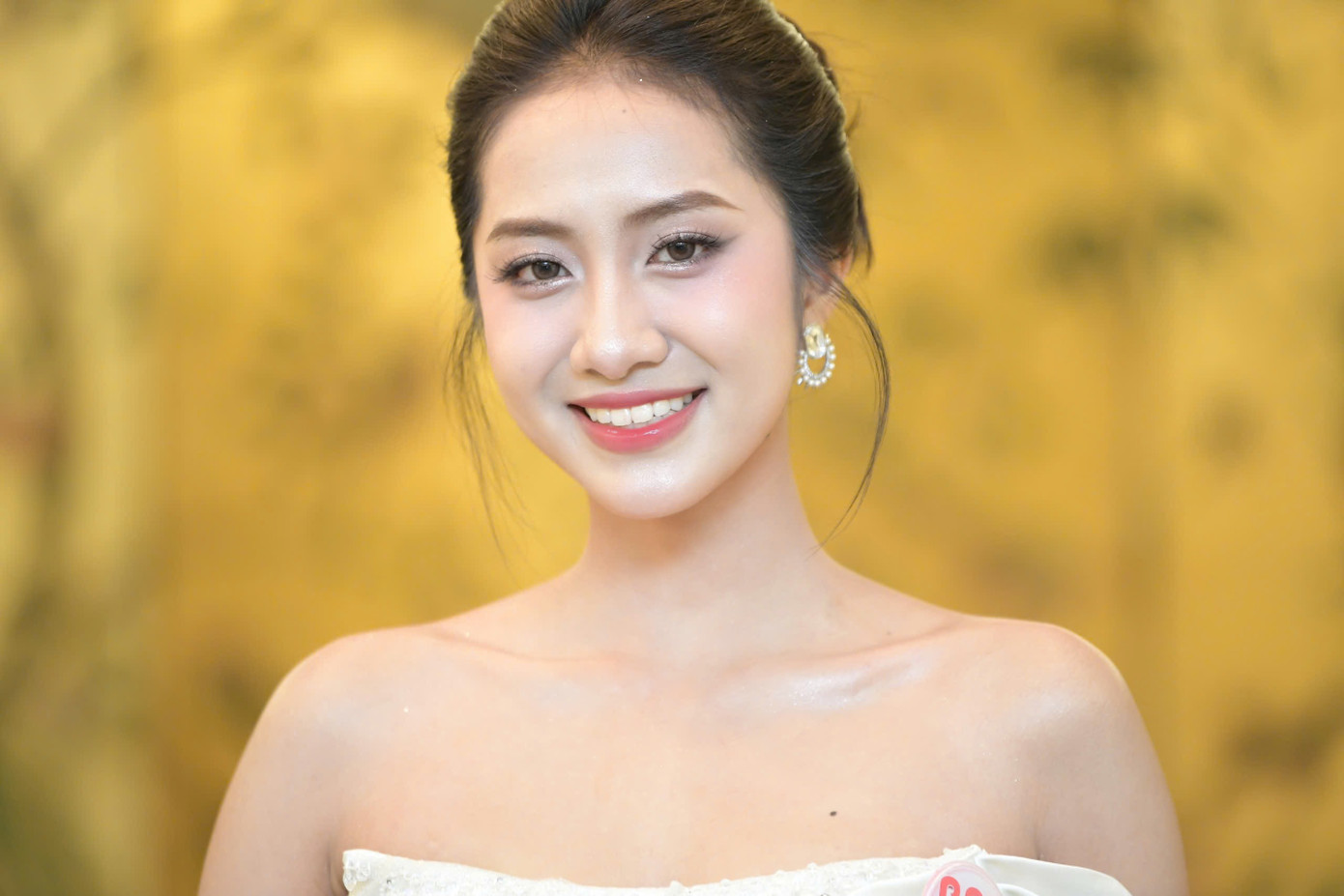 Thí sinh Hà Trúc Linh (SBD 687) đến từ Phú Yên. Cô là Hoa khôi Đại học Tài chính - Marketing 2023.