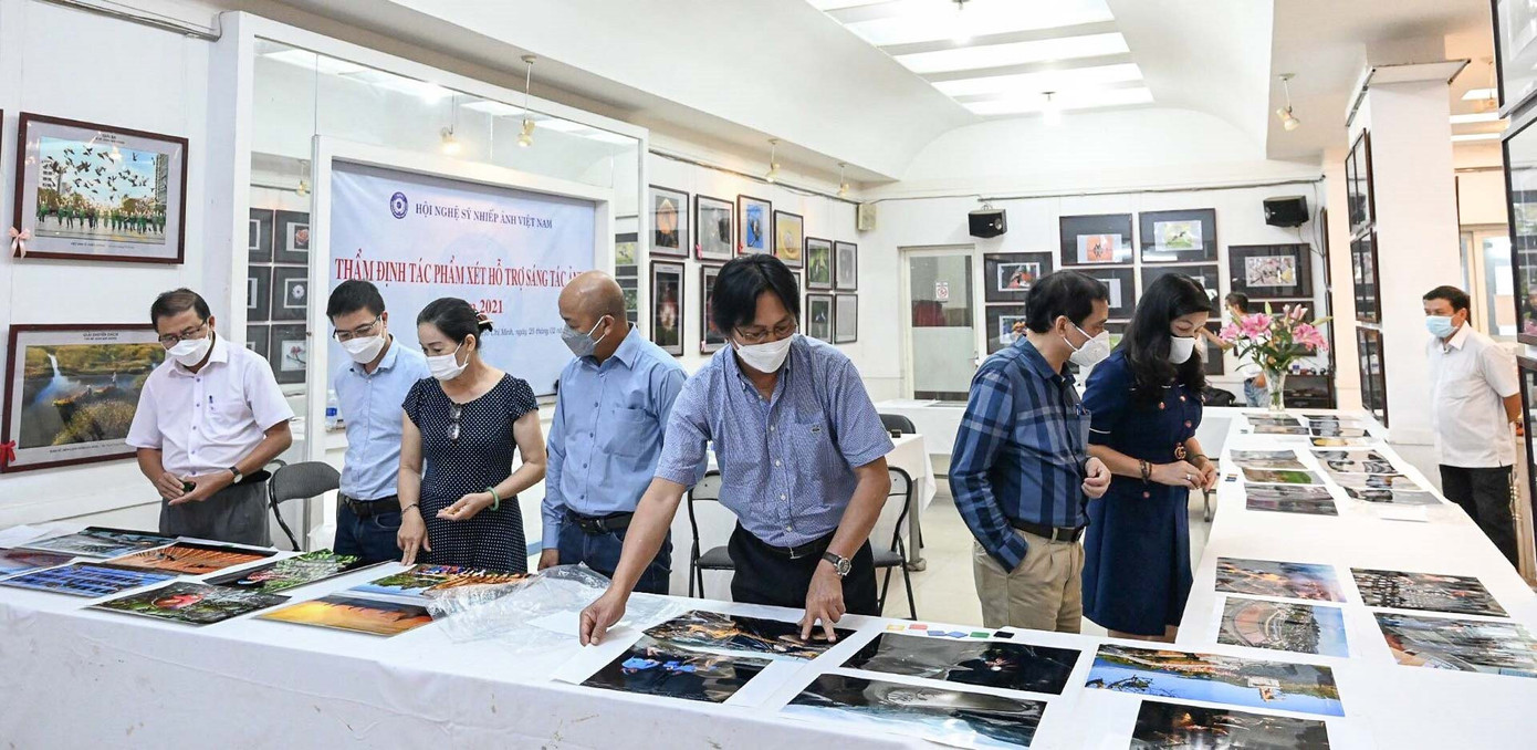 Ban tổ chức cần chọn hội đồng giám khảo đủ tâm, đủ tầm, vô tư trong sáng khi chấm giải nhiếp ảnh. Ban tổ chức cần chọn hội đồng giám khảo đủ tâm, đủ tầm, vô tư trong sáng khi chấm giải nhiếp ảnh.