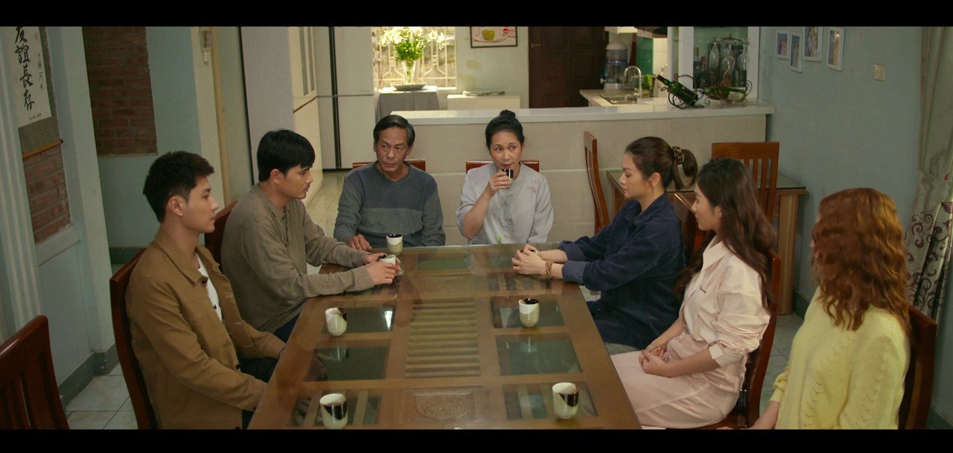 Gia đình ông Toại bàn chuyện chia số tiền 2 tỷ đồng.