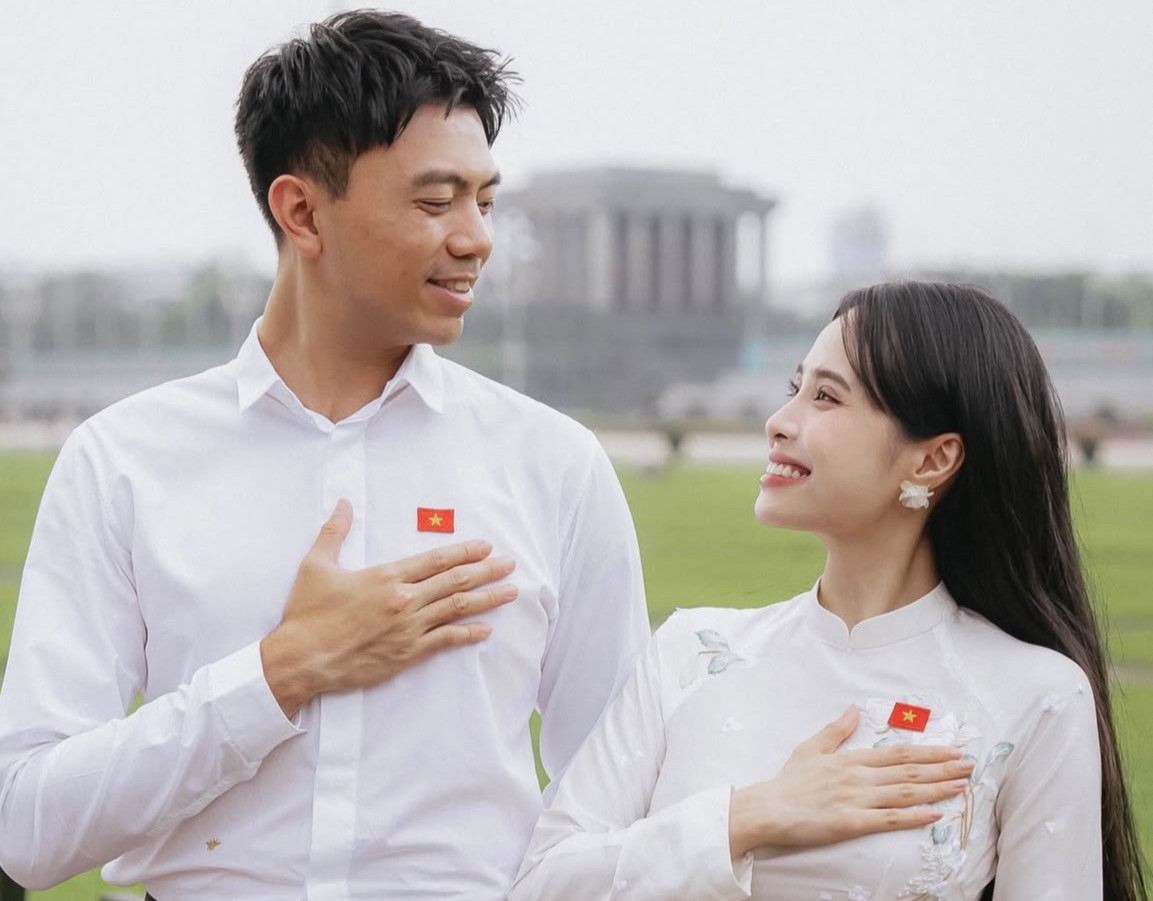 Ca nương Kiều Anh và ông xã khoe bộ ảnh tại quảng trường Ba Đình (Hà Nội).