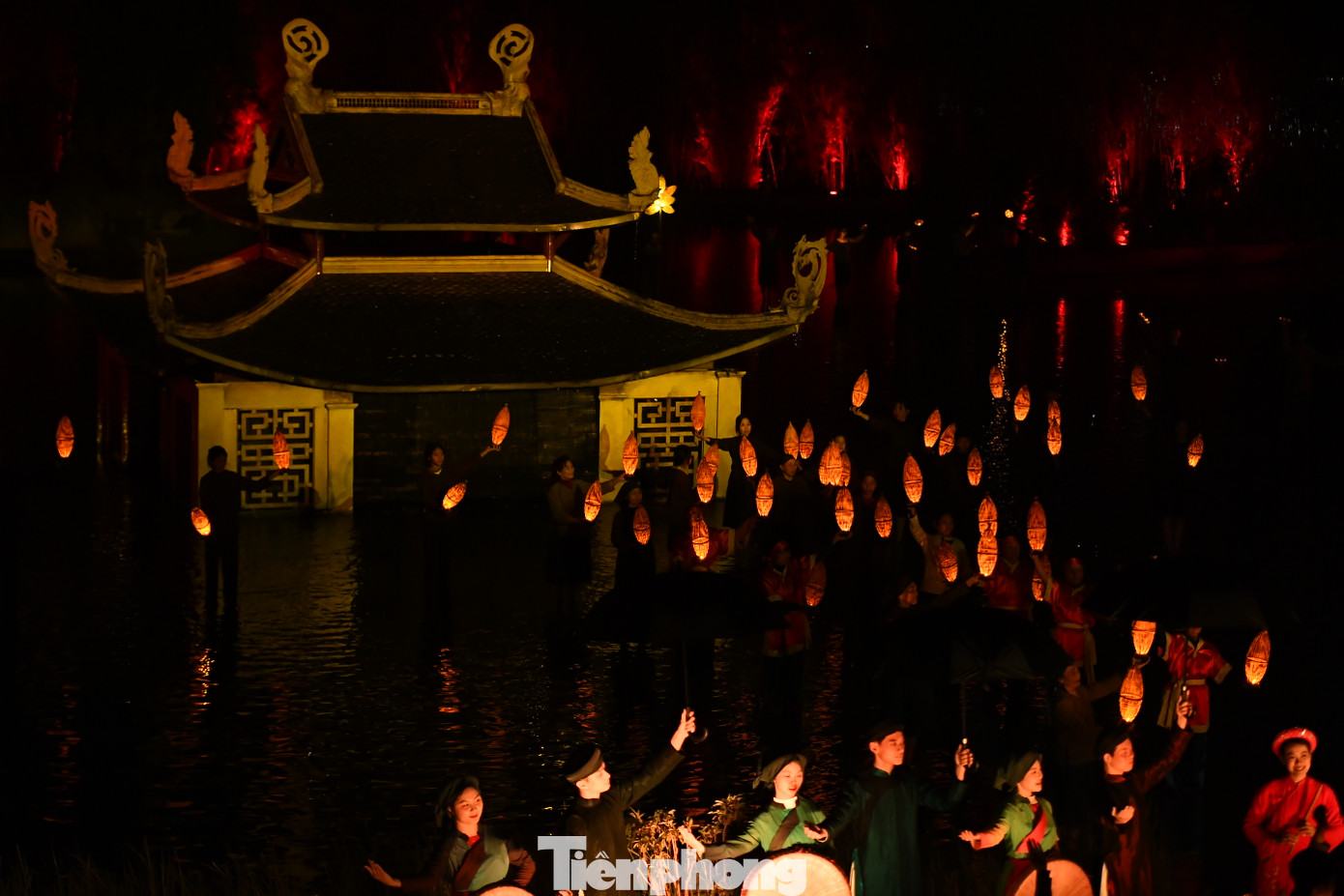 Sân khấu thực cảnh lung linh.