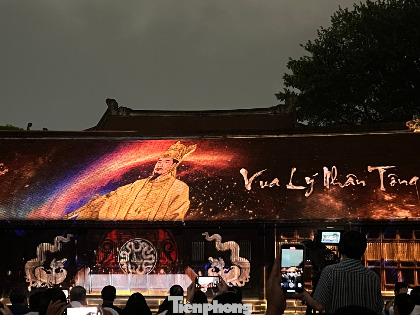 Màn trình diễn 3D mapping và không gian trưng bày ảnh và sách theo hai phiên bản là điểm nhấn của lễ khai mạc. Ảnh: Lê Long.