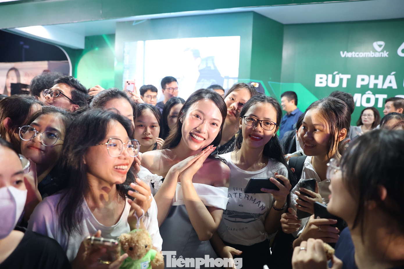 Tại lễ khai mạc, Khánh Vy ấn tượng vì Ngày thẻ Việt Nam 2023 - Sóng Festival được tổ chức hoành tráng, quy mô. Các gian hàng cũng rất chỉn chu và hấp dẫn. Tại lễ khai mạc, Khánh Vy ấn tượng vì Ngày thẻ Việt Nam 2023 - Sóng Festival được tổ chức hoành tráng, quy mô. Các gian hàng cũng rất chỉn chu và hấp dẫn.