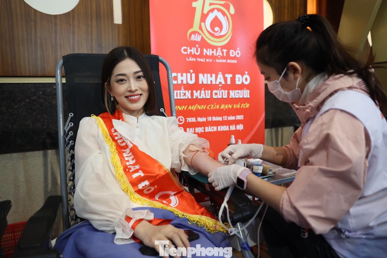 Á hậu Việt Nam 2018 hiến máu tại sự kiện. Cô có nhiều kỷ niệm đẹp khi tham gia ngày hội chính Chủ nhật Đỏ tại Đại học Bách khoa Hà Nội. Phương Nga cũng tranh thủ ký tặng, chụp hình cùng các bạn sinh viên, người hâm mộ. Ảnh: Như Ý.