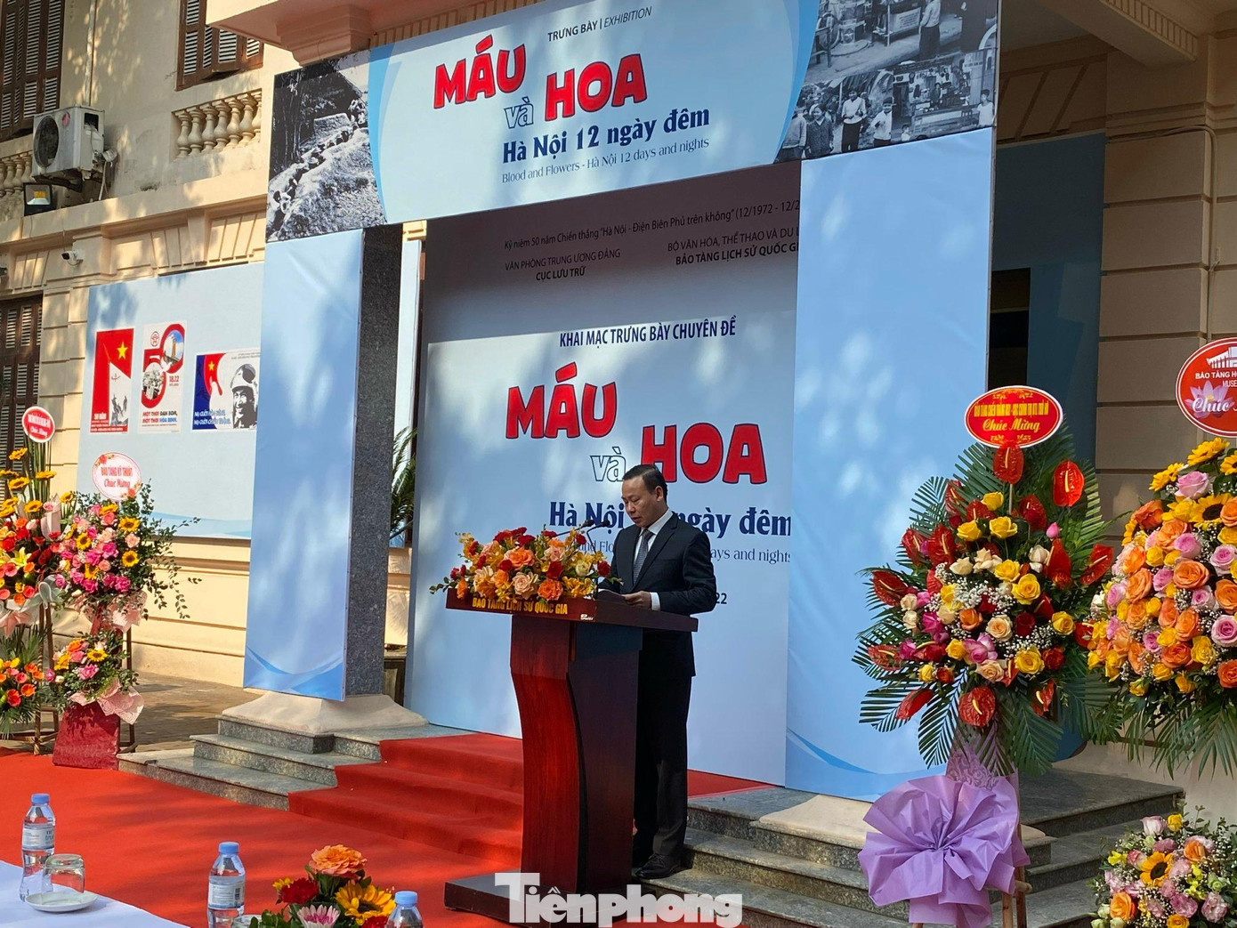 Chuyên đề Máu và Hoa – Hà Nội 12 ngày đêm tại Bảo tàng Lịch sử Quốc gia làm sống dậy những ngày tháng khốc liệt cuối năm 1972 - khi quân dân Thủ đô đoàn kết chống lại cuộc tập kích chiến lược bằng B-52 của đế quốc Mỹ. Phát biểu khai mạc chuyên đề sáng 16/12, ông Nguyễn Văn Đoàn - Giám đốc Bảo tàng Lịch sử Quốc gia - khẳng định Máu và Hoa - Hà Nội 12 ngày đêm giúp công chúng ý thức được giá trị của niềm tin chiến thắng. Ảnh: GIA LINH. Chuyên đề Máu và Hoa – Hà Nội 12 ngày đêm tại Bảo tàng Lịch sử Quốc gia làm sống dậy những ngày tháng khốc liệt cuối năm 1972 - khi quân dân Thủ đô đoàn kết chống lại cuộc tập kích chiến lược bằng B-52 của đế quốc Mỹ. Phát biểu khai mạc chuyên đề sáng 16/12, ông Nguyễn Văn Đoàn - Giám đốc Bảo tàng Lịch sử Quốc gia - khẳng định Máu và Hoa - Hà Nội 12 ngày đêm giúp công chúng ý thức được giá trị của niềm tin chiến thắng. Ảnh: GIA LINH.