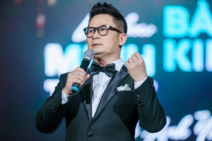 Bằng Kiều trong đêm nhạc Bởi vì anh yêu em. Bằng Kiều trong đêm nhạc Bởi vì anh yêu em.