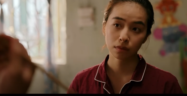 Hoài được tặng quà nhưng vẫn chưa nguôi giận. Ảnh: CMH.