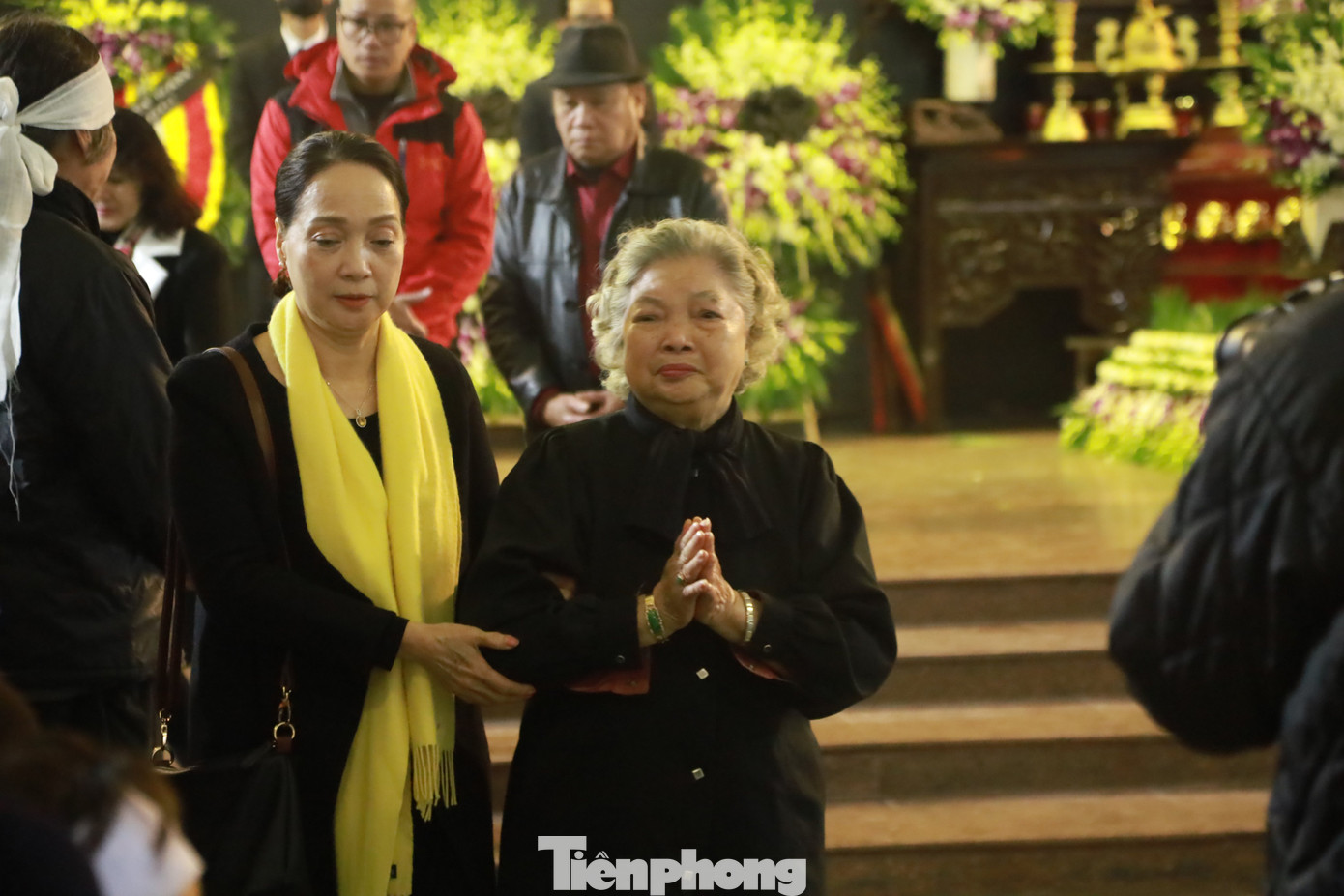 Năm 2022, sức khỏe NSND Doãn Hoàng Giang sa sút, NSƯT Lê Mai đều đặn tới thăm. “Tôi và Giang chơi thân với nhau từ thời còn thanh niên, khi tôi chưa lấy chồng. Chúng tôi cả đời cống hiến cho nghệ thuật, lúc nào cũng đùm bọc nhau. Lần cuối tới thăm bạn mà tôi thấy thương. Ông ấy gầy lắm, nắm tay chỉ thấy toàn là áo”, NSƯT Lê Mai xúc động chia sẻ với Tiền Phong. Ảnh: TRỌNG TÀI. Năm 2022, sức khỏe NSND Doãn Hoàng Giang sa sút, NSƯT Lê Mai đều đặn tới thăm. “Tôi và Giang chơi thân với nhau từ thời còn thanh niên, khi tôi chưa lấy chồng. Chúng tôi cả đời cống hiến cho nghệ thuật, lúc nào cũng đùm bọc nhau. Lần cuối tới thăm bạn mà tôi thấy thương. Ông ấy gầy lắm, nắm tay chỉ thấy toàn là áo”, NSƯT Lê Mai xúc động chia sẻ với Tiền Phong. Ảnh: TRỌNG TÀI.