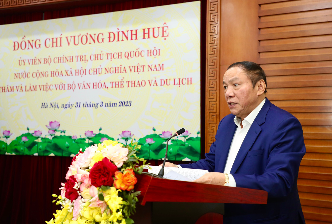 Bộ trưởng Bộ VHTTDL Nguyễn Văn Hùng phát biểu tại buổi làm việc.