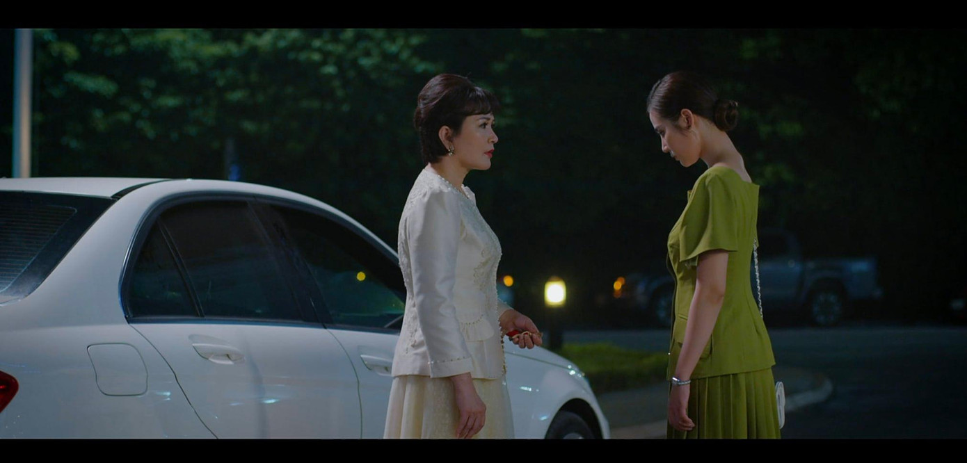 Bà Kim Nhung sững sờ khi nhận chiếc vòng từ con gái ruột. Bà Kim Nhung sững sờ khi nhận chiếc vòng từ con gái ruột.