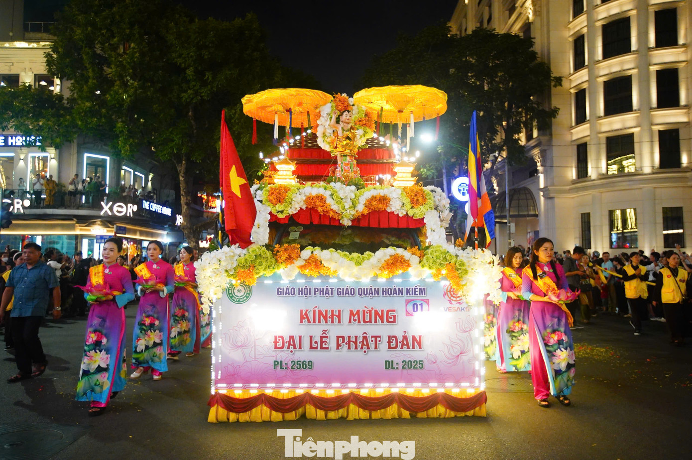 Xe hoa mừng Đại lễ Phật đản.