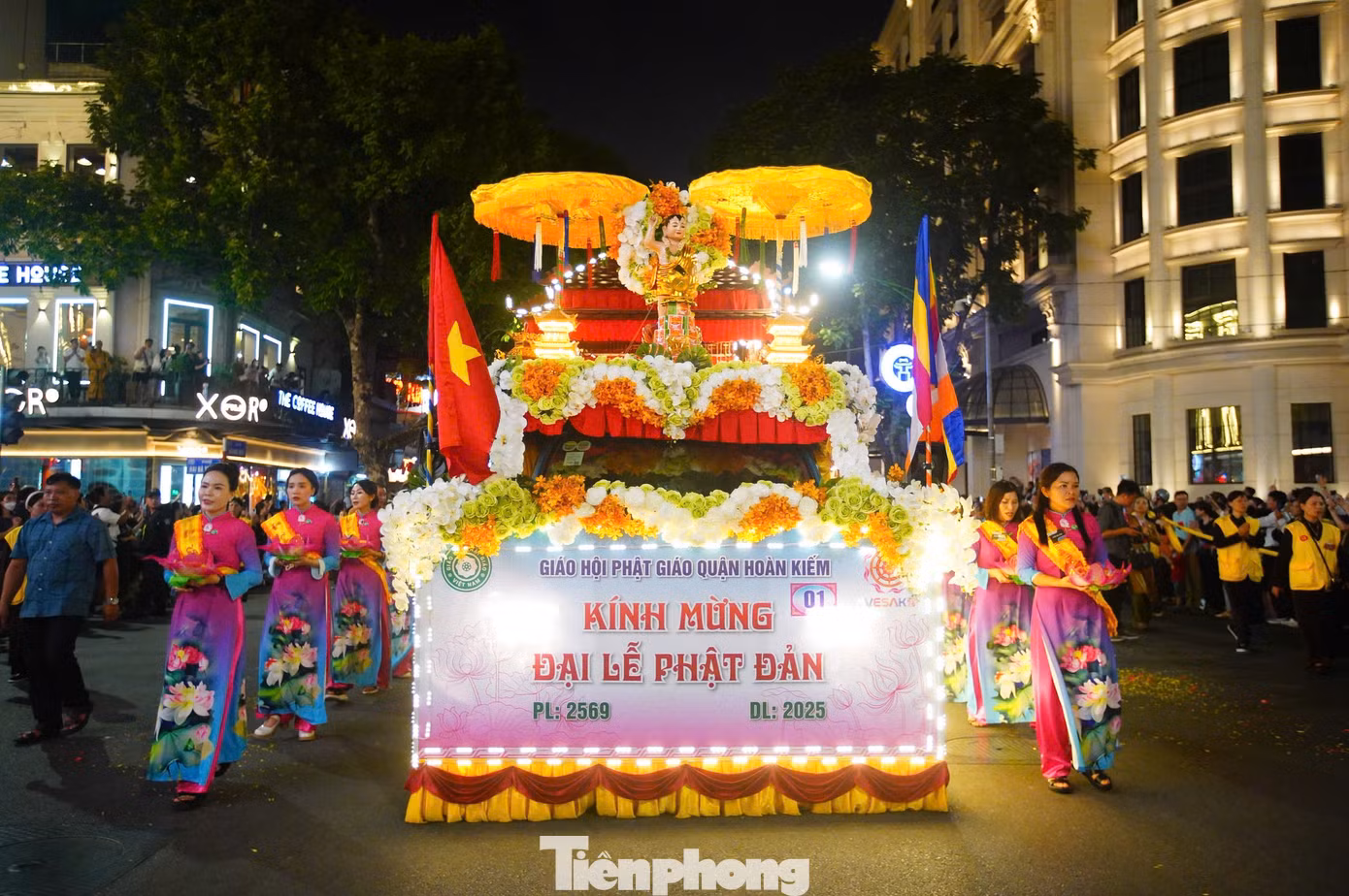 Xe hoa mừng Đại lễ Phật đản.