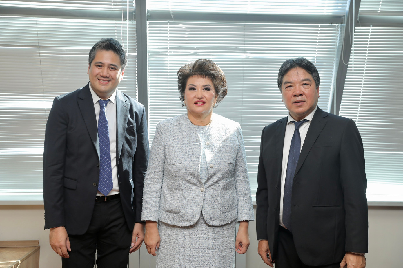 NSƯT Bùi Công Duy chụp ảnh lưu niệm tại Đại học Nghệ thuật Quốc gia Kazakhstan. Ảnh: NVCC. NSƯT Bùi Công Duy chụp ảnh lưu niệm tại Đại học Nghệ thuật Quốc gia Kazakhstan. Ảnh: NVCC.