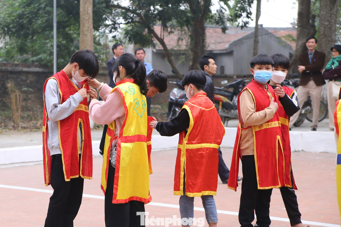 Sau khi tế lễ, nhang án và kiệu được rước từ đền trở về đình. Ảnh: GIA LINH.