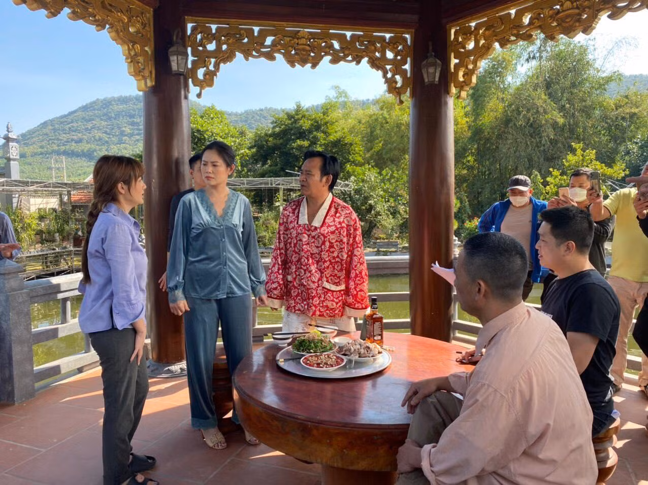 Những năm gần đây, nữ diễn viên chuyển sang đóng các tiểu phẩm hài Tết. Những năm gần đây, nữ diễn viên chuyển sang đóng các tiểu phẩm hài Tết.