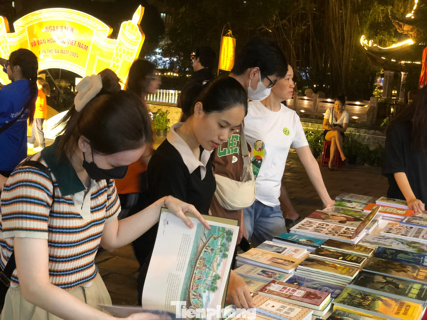 Nhiều độc giả trẻ có mặt tại hội sách ở hồ Văn trong tối 17/4. Nhiều gian hàng sách tung ra chương trình ưu đãi hấp dẫn.