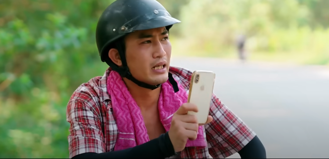 Mến khuyên Hiếu trở về quê nếu cuộc sống trên thành phố quá vất vả. Ảnh: CMH.