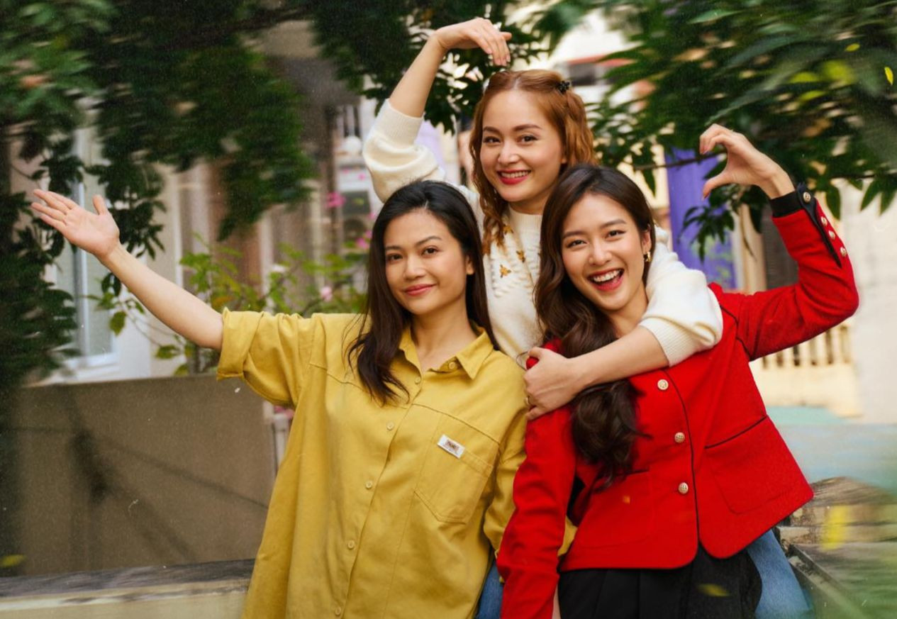 NSƯT Kiều Anh, Lan Phương và Khả Ngân lần đầu kết hợp trong bộ phimGia đình mình vui bất thình lình. Trong khi diễn viên Lan Phương thường xuyên chia sẻ về tổ ấm, Khả Ngân và Kiều Anh kín tiếng hơn trong chuyện tình cảm.