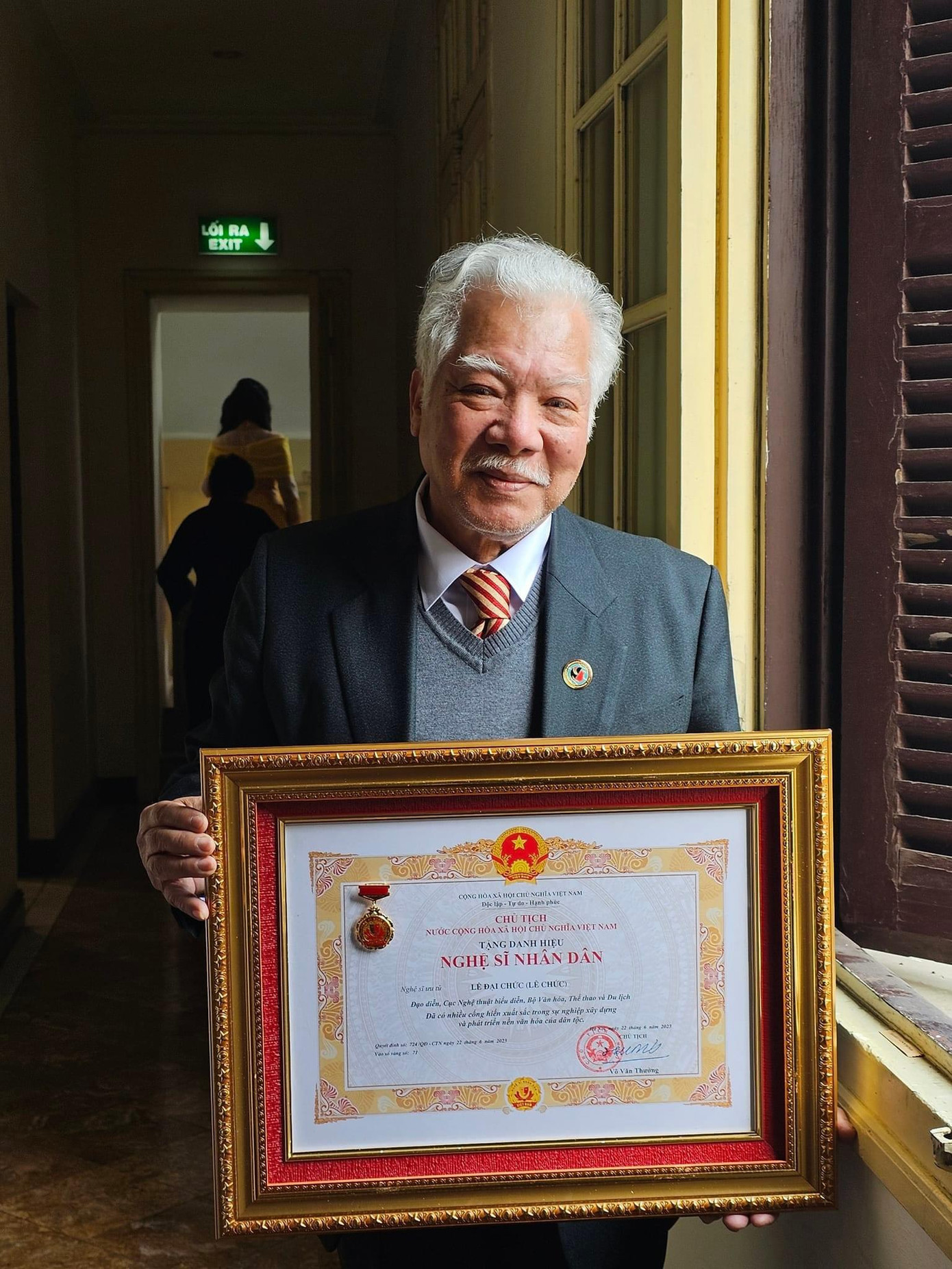 NSND Lê Chức - em trai của NSƯT Lê Mai, cậu NSND Lê Khanh - hạnh phúc khi cùng chị gái có mặt tại lễ trao tặng danh hiệu. "Danh hiệu này giúp tôi nhận thức trách nhiệm của mình cao hơn trong nghệ thuật. Nhận danh hiệu NSND sau gần 30 năm là NSƯT, đó là vinh dự nhưng cũng là trách nhiệm", NSND Lê Chức chia sẻ với Tiền Phong.