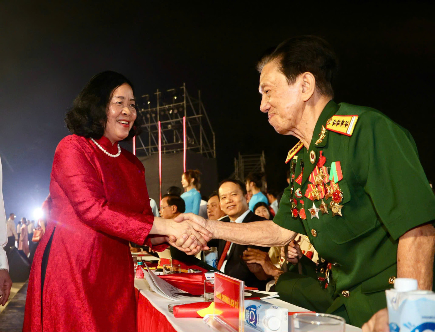 Trưởng ban Tuyên giáo T.Ư Nguyễn Trọng Nghĩa và Bí thư thành ủy Hà Nội Bùi Thị Minh Hoài gặp gỡ các nhân chứng lịch sử của Thủ đô những ngày đầu giải phóng.