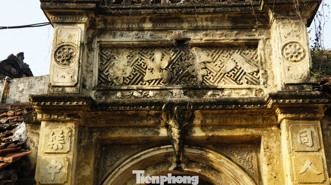 Ngôi nhà nổi bật với kiểu trang trí độc đáo. Cổng vào có hình con tôm đắp nổi, đôi càng to khỏe, cong, hướng lên trên. Vòm cổng làm theo kiến trúc phương Tây nhưng bên cạnh lại là hai hàng câu đối, liễn đối chữ Hán - Nôm trên tấm đại tự truyền thống của người Việt.