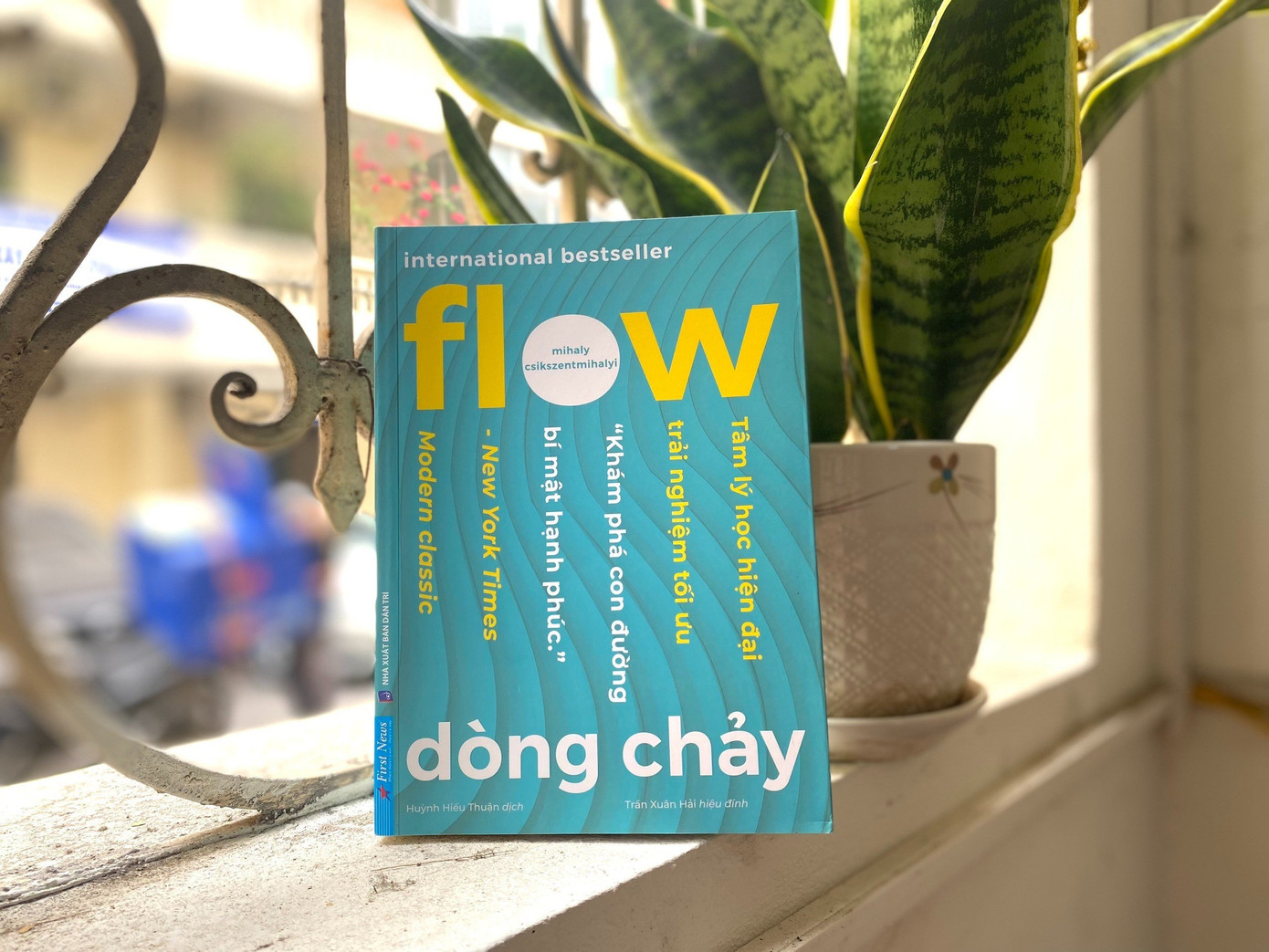 Flow - Dòng chảy là cuốn sách mà Mihaly Csikszentmihalyi lần đầu tiên phổ biến khái niệm này tới độc giả phổ thông.