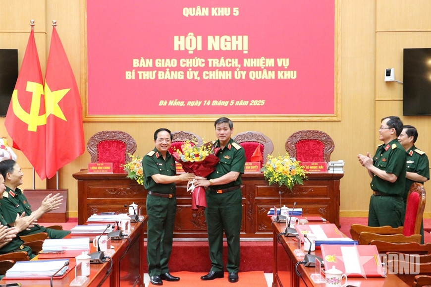 Thượng tướng Trịnh Văn Quyết tặng hoa chúc mừng Thiếu tướng Lê Ngọc Hải.