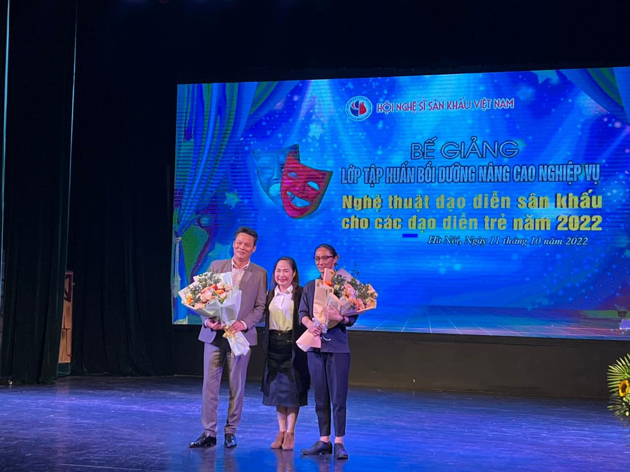 NSND Trịnh Thúy Mùi cùng hai giảng viên - đạo diễn Quý Dương và đạo diễn Sugiyama. Ảnh: NGỌC ÁNH. NSND Trịnh Thúy Mùi cùng hai giảng viên - đạo diễn Quý Dương và đạo diễn Sugiyama. Ảnh: NGỌC ÁNH.