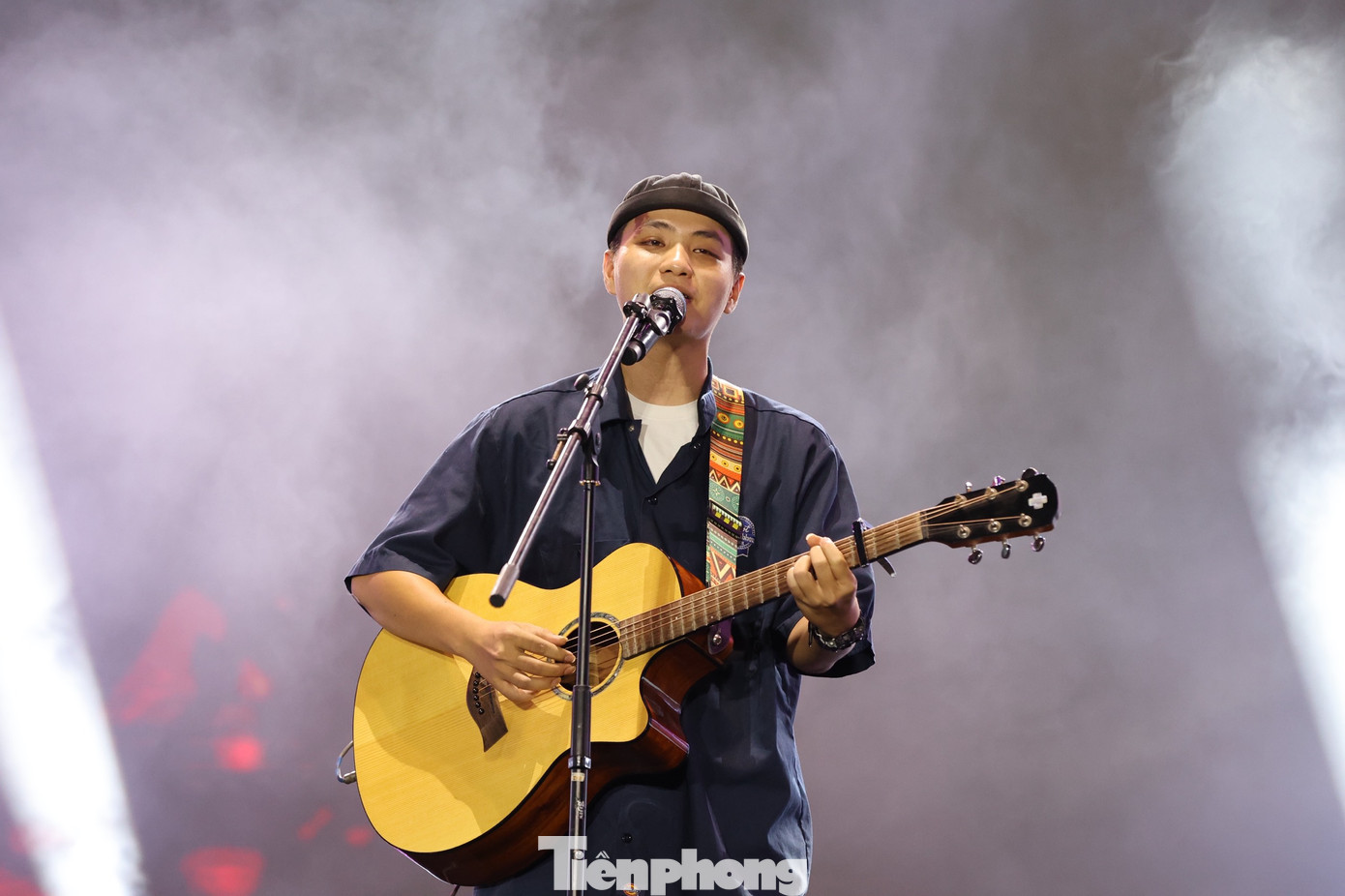 Kiên làm chủ sân khấu, vừa đàn, vừa hát "đốn tim" khán giả. Trong phần giao lưu, một nữ sinh viên bày tỏ, những sáng tác của Kiên tiếp cho cô động lực để chinh phục cánh cổng Đại học Sư phạm Hà Nội. Kiên làm chủ sân khấu, vừa đàn, vừa hát "đốn tim" khán giả. Trong phần giao lưu, một nữ sinh viên bày tỏ, những sáng tác của Kiên tiếp cho cô động lực để chinh phục cánh cổng Đại học Sư phạm Hà Nội.