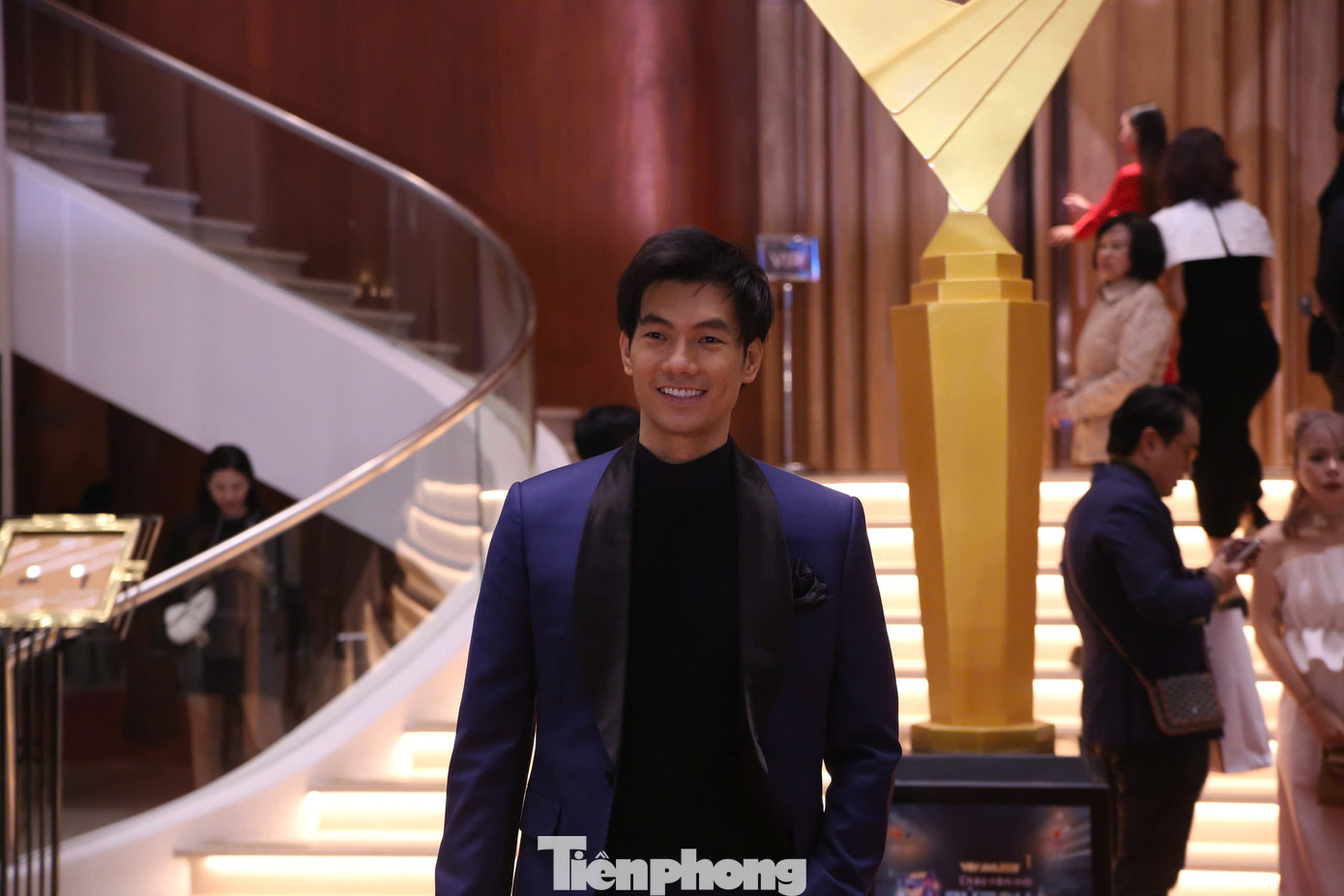 Diễn viên Nhan Phúc Vinh sẽ trao cúp cho Diễn viên nam ấn tượng ở VTV Awards 2024. Năm ngoái, anh giành giải thưởng này nhờ vai nam chính trong Đừng làm mẹ cáu.