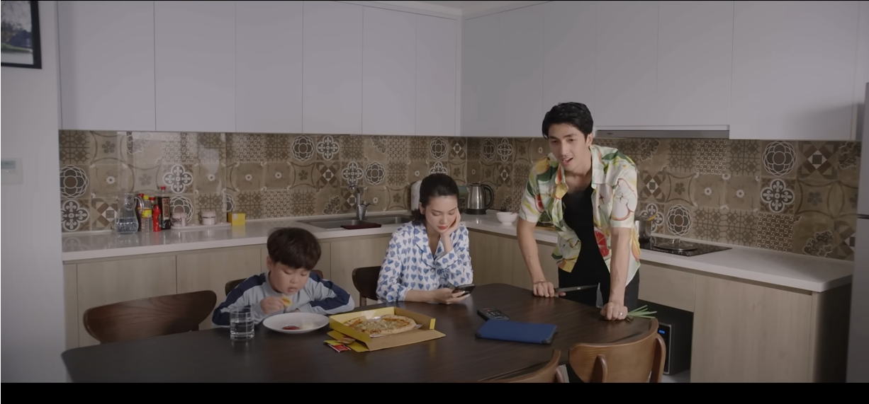 Quân ngây người khi nghe tin Yến trở về. Ảnh: CMH. Quân ngây người khi nghe tin Yến trở về. Ảnh: CMH.