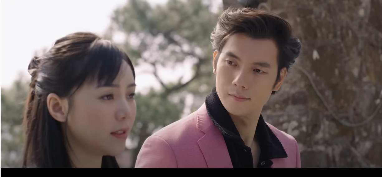 Quân kể cho Hạnh quá khứ lớn lên trong trại trẻ mồ côi. Ảnh: CMH. Quân kể cho Hạnh quá khứ lớn lên trong trại trẻ mồ côi. Ảnh: CMH.