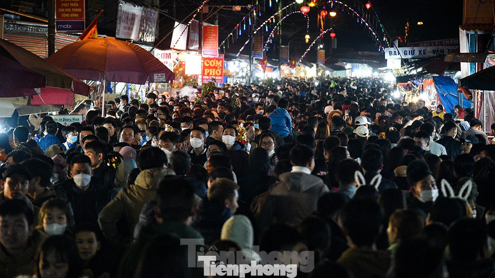 Du khách tấp nập tới chợ Viềng. Ảnh: Hoàng Mạnh Thắng.