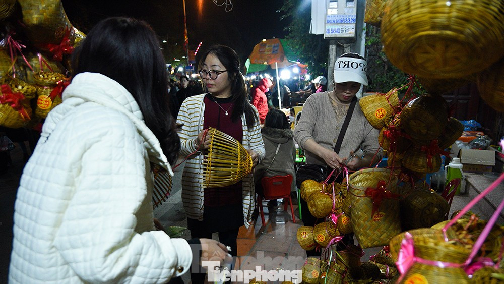 Du khách tấp nập tới chợ Viềng. Ảnh: Hoàng Mạnh Thắng.