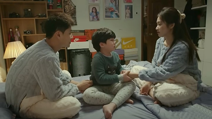 Long (Gia Nghĩa) khóc lóc đòi Danh ở nhà. Ảnh: CMH.