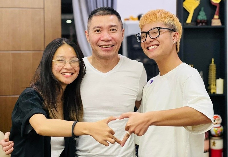 NSND Công Lý và hai con. NSND Công Lý và hai con.