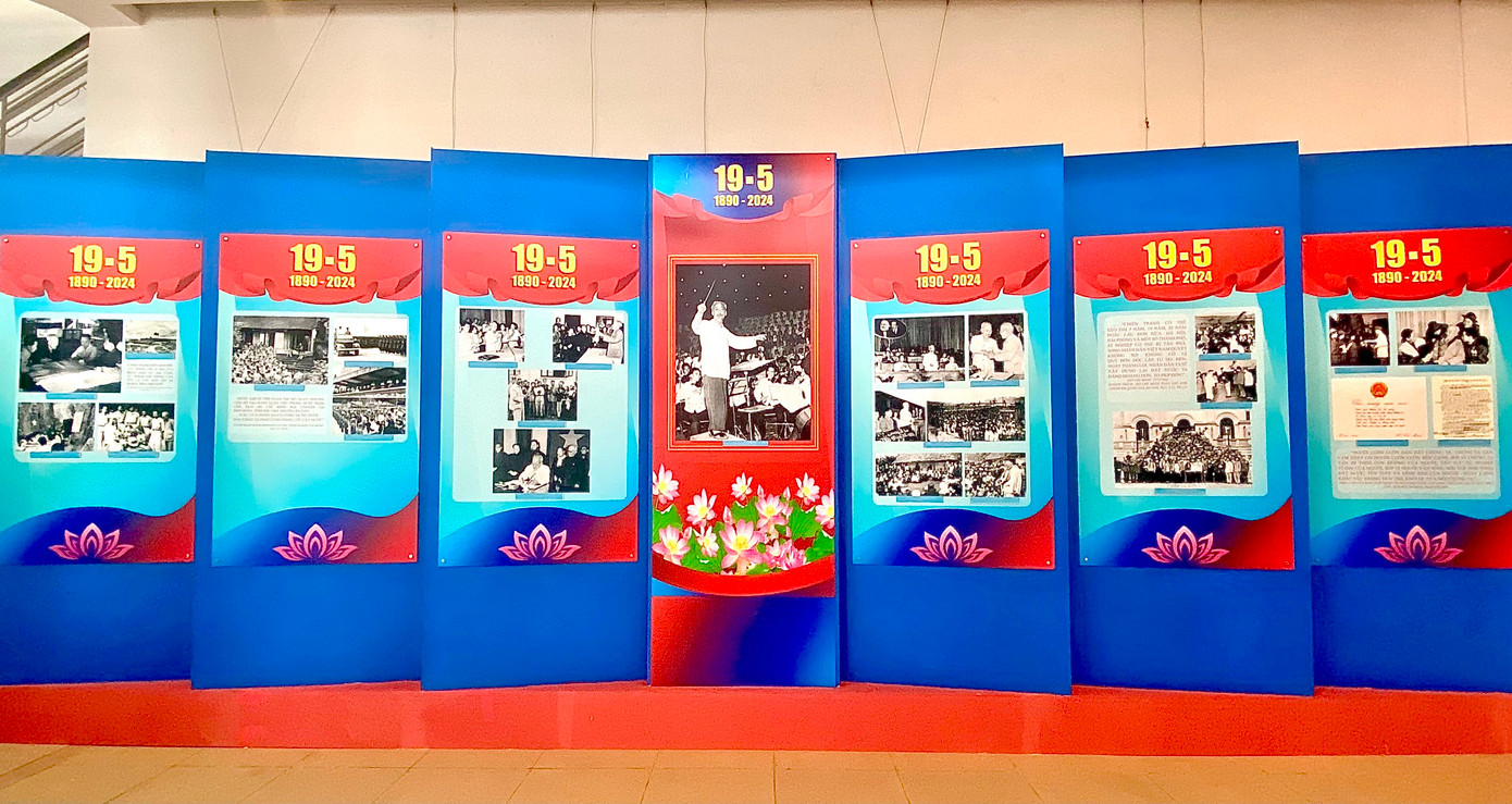 Triển lãm trưng bày giới thiệu hơn 150 hình ảnh, tài liệu, bản trích được chia theo bố cục hai phần: Hồ Chí Minh - Cả một đời vì nước vì dân và Bác Hồ với Hà Nội, Hà Nội với Bác Hồ.