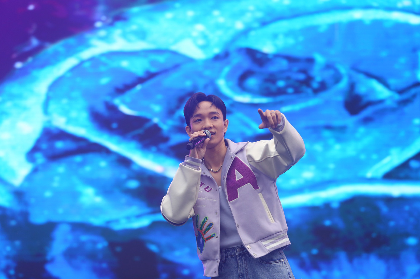 “Hoàng Dũng rất vui và hào hứng khi góp mặt tại Ngày thẻ Việt Nam 2023 - Sóng Festival để cùng chương trình tạo nên hành trình đầy cảm xúc, năng lượng tích cực dành cho các bạn sinh viên”, Hoàng Dũng chia sẻ với Tiền Phong. Hoàng Dũng cũng vừa thử thách bản thân khi tham dự chương trình Ca sĩ mặt nạ mùa 2 trong mascot Thỏ xỏ khuyên. “Hoàng Dũng rất vui và hào hứng khi góp mặt tại Ngày thẻ Việt Nam 2023 - Sóng Festival để cùng chương trình tạo nên hành trình đầy cảm xúc, năng lượng tích cực dành cho các bạn sinh viên”, Hoàng Dũng chia sẻ với Tiền Phong. Hoàng Dũng cũng vừa thử thách bản thân khi tham dự chương trình Ca sĩ mặt nạ mùa 2 trong mascot Thỏ xỏ khuyên.