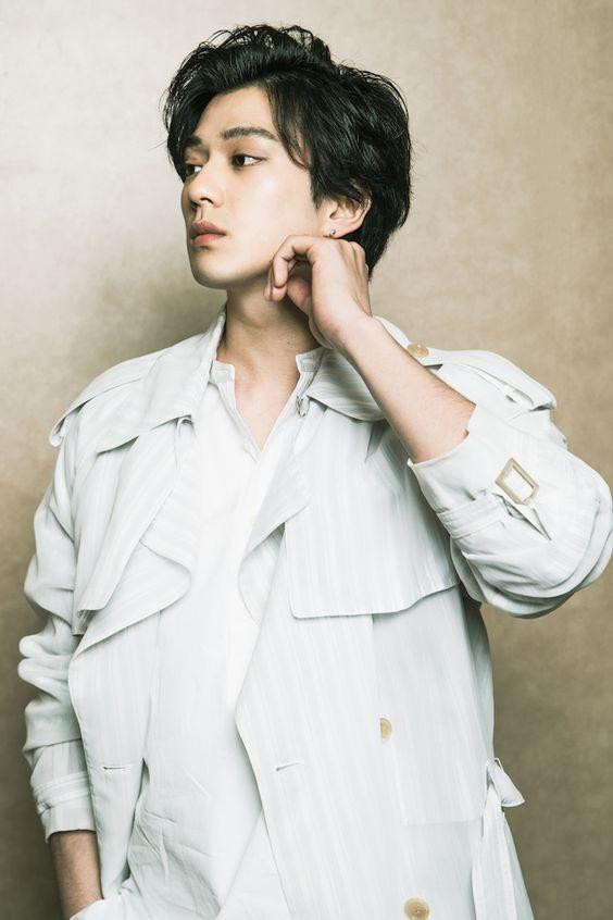 Đứng đầu bảng xếp hạng là Arata Mackenyu - con trai cả của đạo diễn nổi tiếng Sonny Chiba. Năm 2015, Arata về nước sau thời gian sống tại Mỹ và bắt đầu xây dựng sự nghiệp phim ảnh ở Nhật Bản. Tên tuổi của nam diễn viên lên như diều gặp gió khi có mặt trong phim Pacific Rim Uprising và Chihayafuru năm 2018.