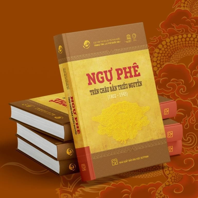 Cuốn sách Ngự phê trên Châu bản triều Nguyễn.