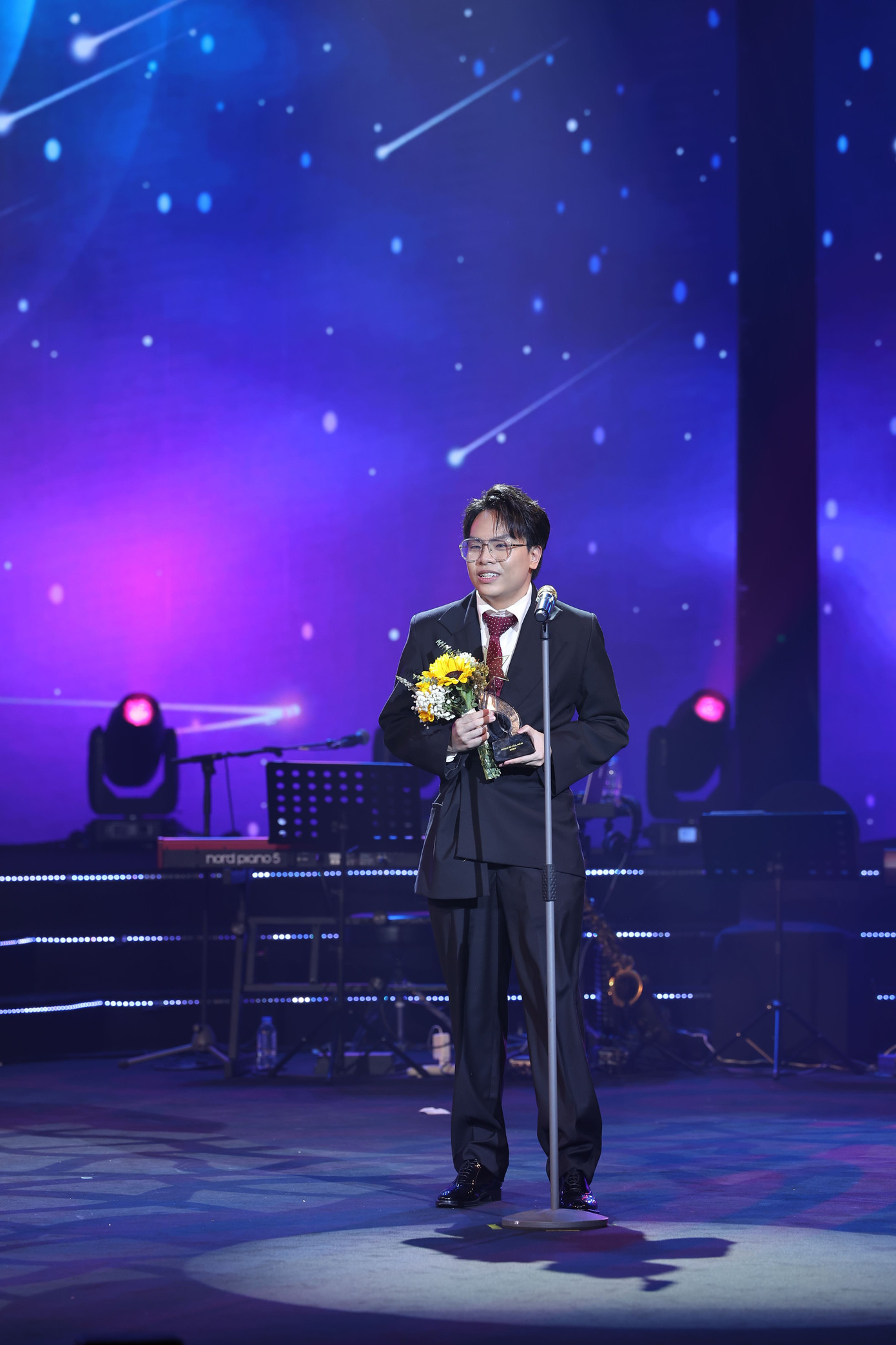 Hạng mục Nhạc sĩ của năm gọi tên Hứa Kim Tuyền. Nhạc sĩ sinh năm 1995 được công chúng biết đến qua cuộc thi Sing My Song - Bài hát hay nhất mùa đầu tiên. Nhiều năm qua anh tạo nên các bản hit như Tình bạn diệu kỳ, Yêu thì yêu không yêu thì yêu, Cầu hôn, Giữa đại lộ Đông Tây,...