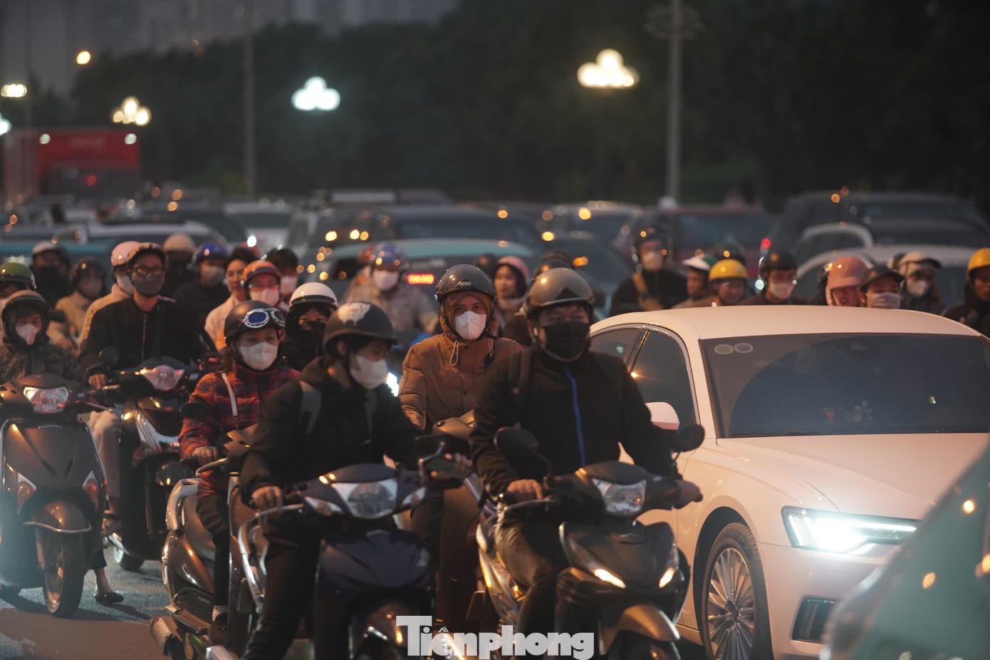 Dòng xe tắc hơn một km, di chuyển khó khăn.