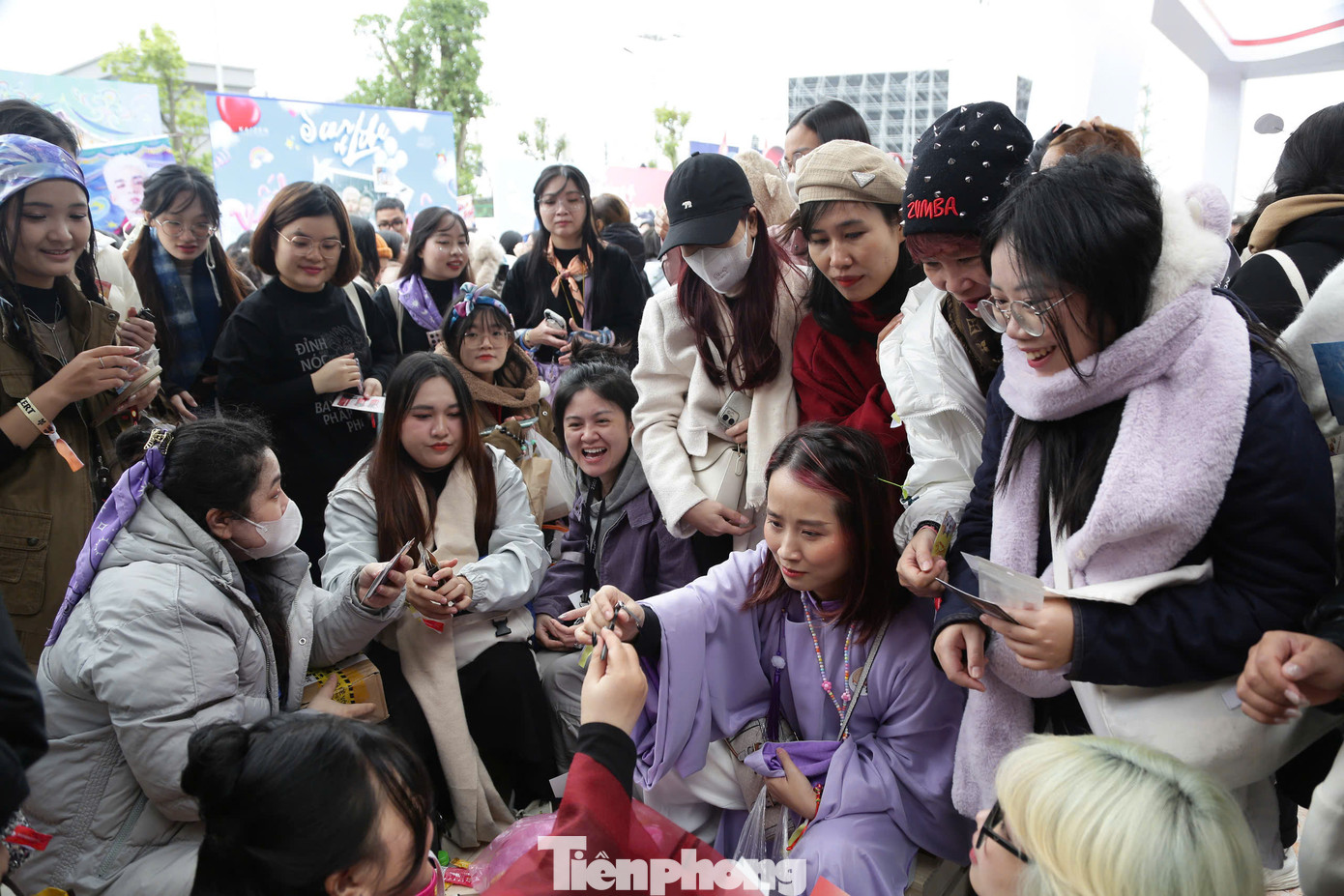 Từ 10h-18h, khu vực trải nghiệm đón người hâm mộ đến vui chơi. Các gian hàng anh tài, khu vực chụp hình nườm nượp khách xếp hàng từ sáng. Đêm nhạc không dành cho trẻ em dưới 14 tuổi. Trẻ từ 14 tuổi đến dưới 18 tuổi bắt buộc phải có người bảo hộ từ 21 tuổi trở lên đi cùng.