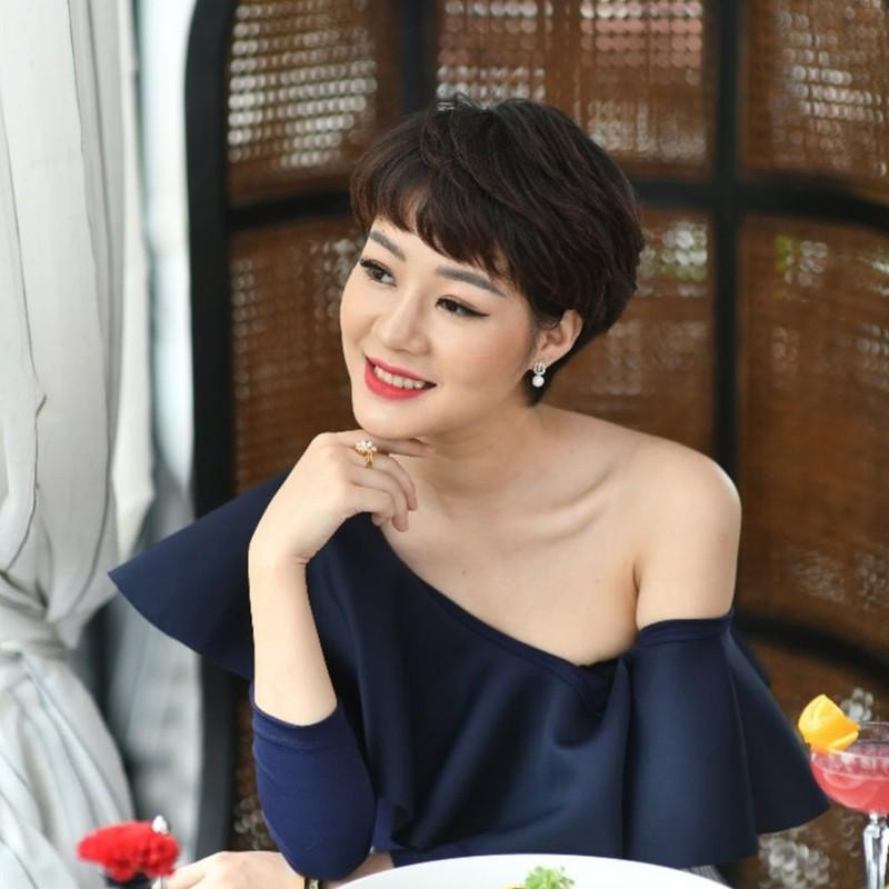 Ngoài đời, nữ diễn viên cũng sở hữu gu ăn mặc thời thượng.