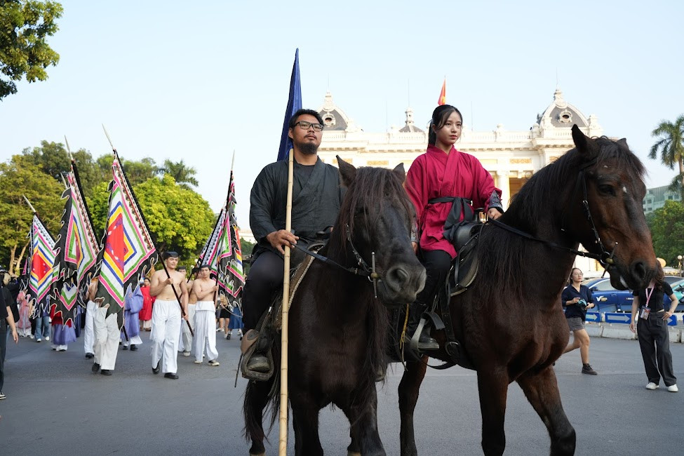 Chương trình diễu hành bắt đầu từ 15h30 đến 18h. Đoàn diễu hành xuất phát từ Bảo tàng Lịch sử Quốc gia, đi qua Nhà hát Lớn Hà Nội - Quảng trường Cách mạng tháng Tám, đi dọc theo phố Tràng Tiền và tiến vào không gian phố đi bộ Hoàn Kiếm.