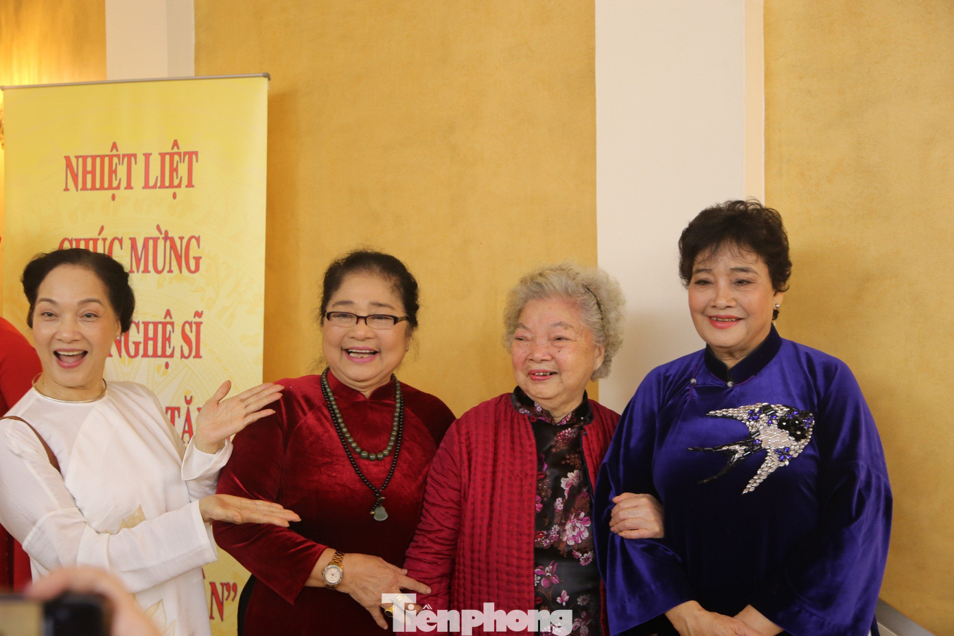 NSND Lê Khanh (áo trắng) chúc mừng mẹ - NSƯT Lê Mai - cùng các đồng nghiệp. Mẹ của NSND Lê Khanh là nữ nghệ sĩ lớn tuổi nhất được nhận danh hiệu NSƯT trong dịp này.