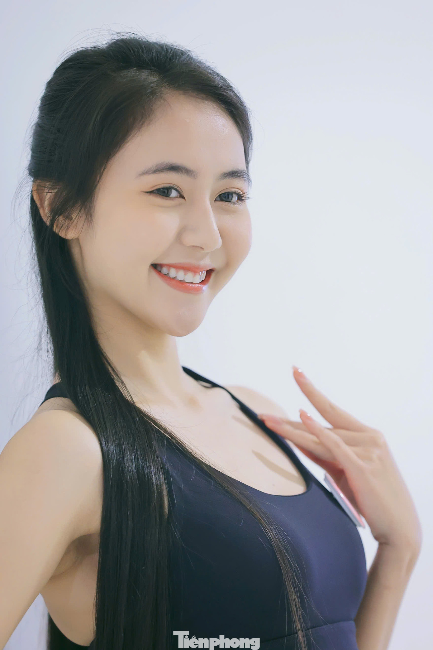 Thí sinh Hoàng Thị Tú Anh (trái) và Lê Thị Mỹ Dung (phải) check-in trong phòng tập. Tú Anh sinh năm 2003, đến từ Nghệ An, là sinh viên Đại học Ngoại thương Hà Nội. Mỹ Dung đến từ Rạch Giá. Cô tốt nghiệp khoa Kịch, Đại học Sân khấu Điện ảnh năm 2023.